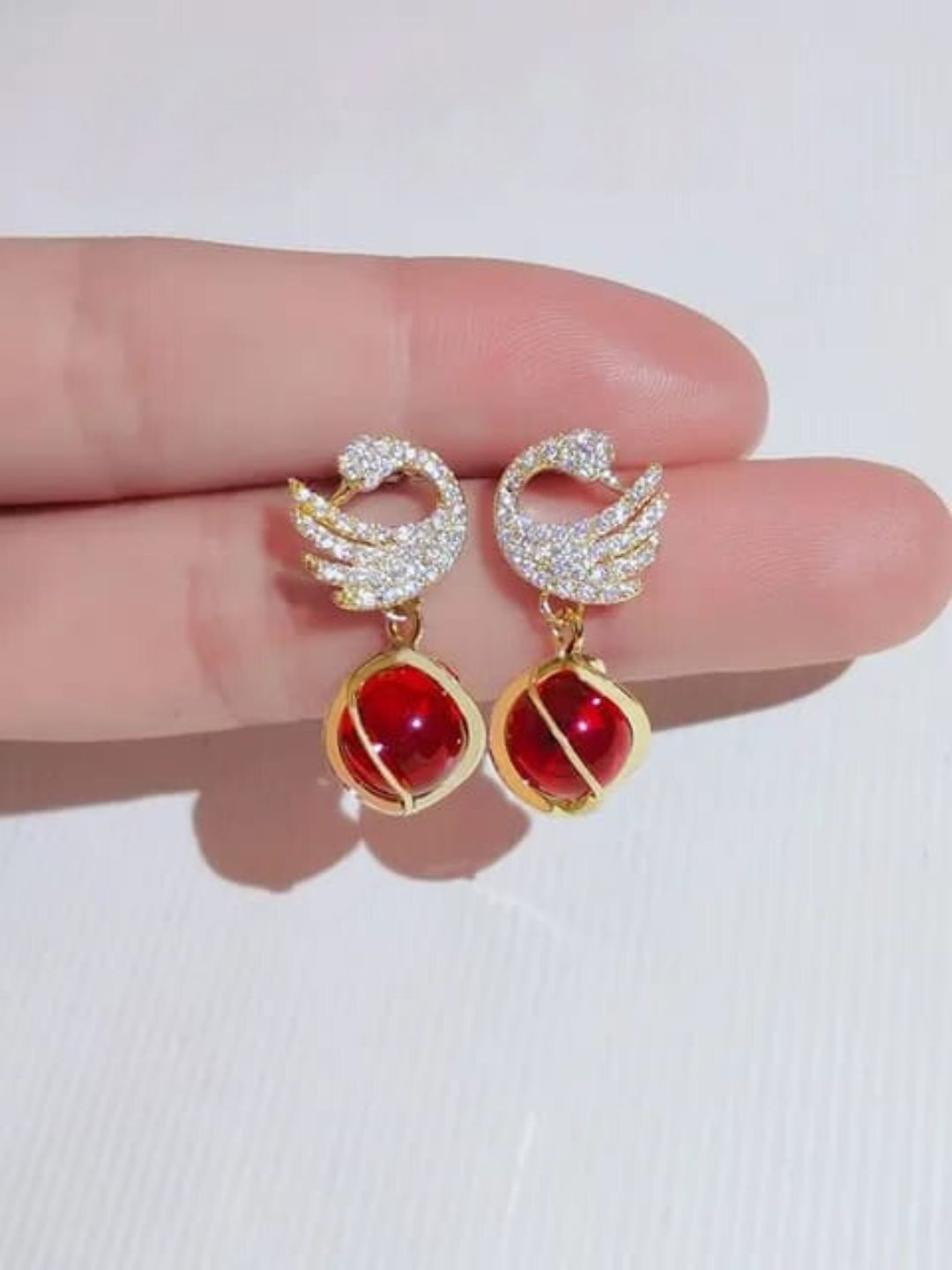 SWAN RED PEARL EARRINGS