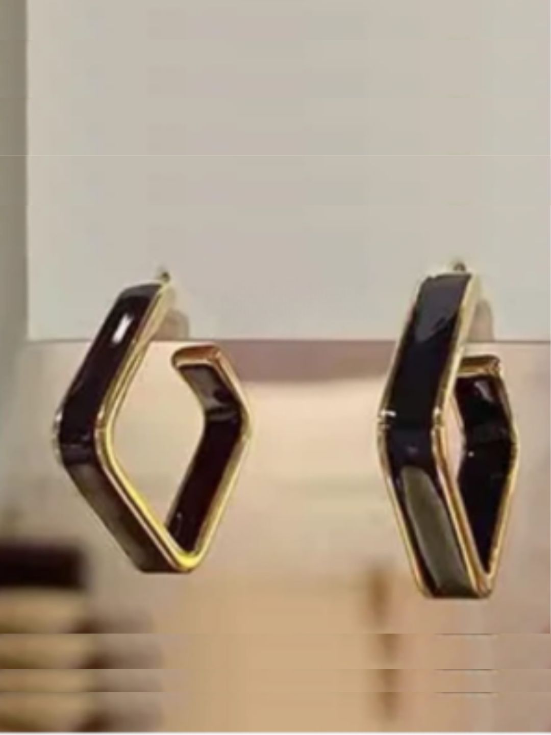 BLACK SQUARE HOOP