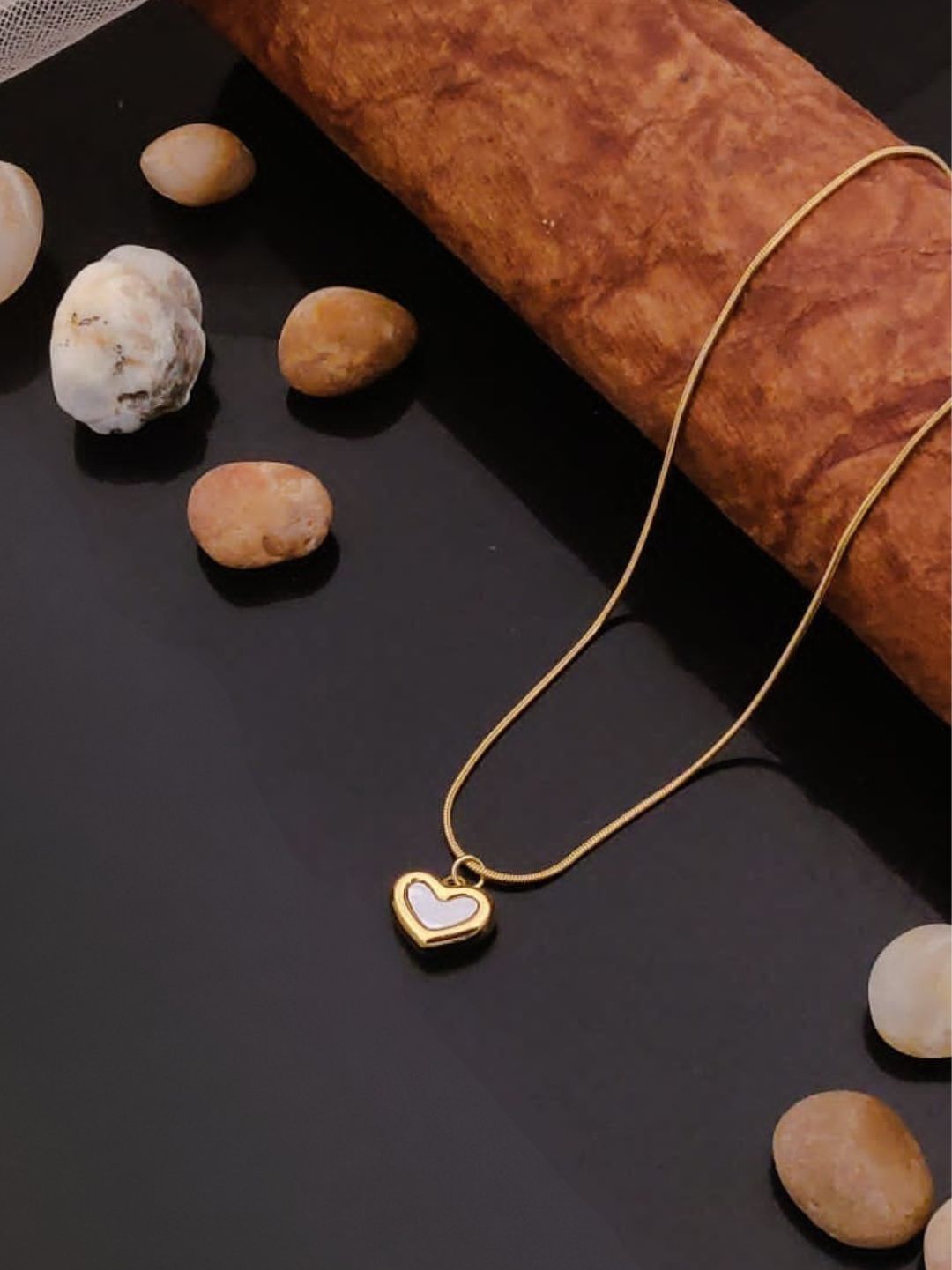 HEART GLOW NECKLACE