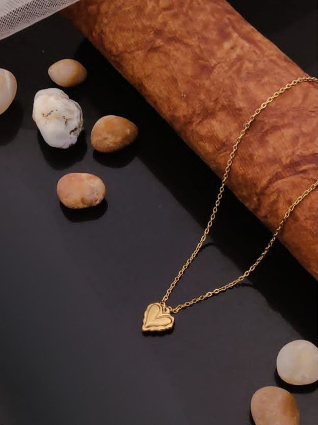 SCALLOPED SWEETHEART NECKLACE