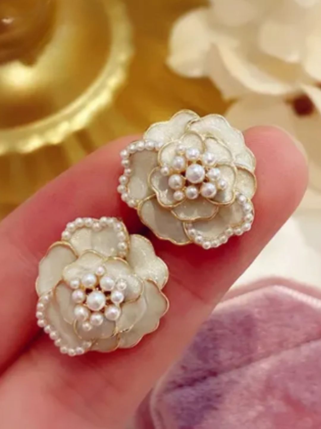 WHITE FLOWER STUD EARRINGS