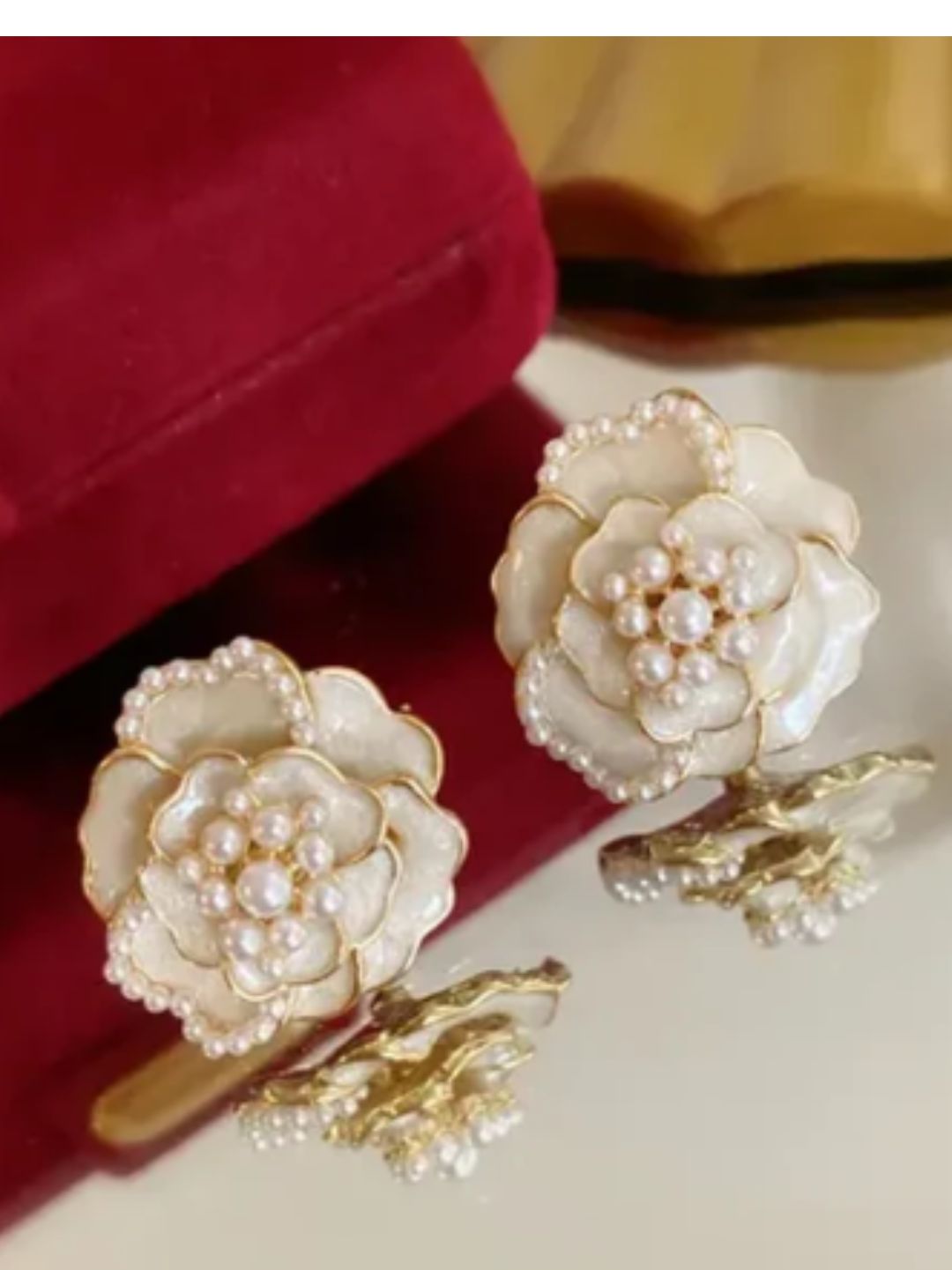 WHITE FLOWER STUD EARRINGS