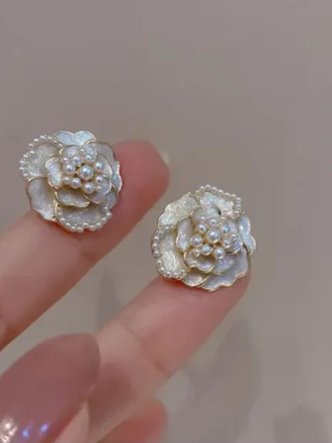 WHITE FLOWER STUD EARRINGS