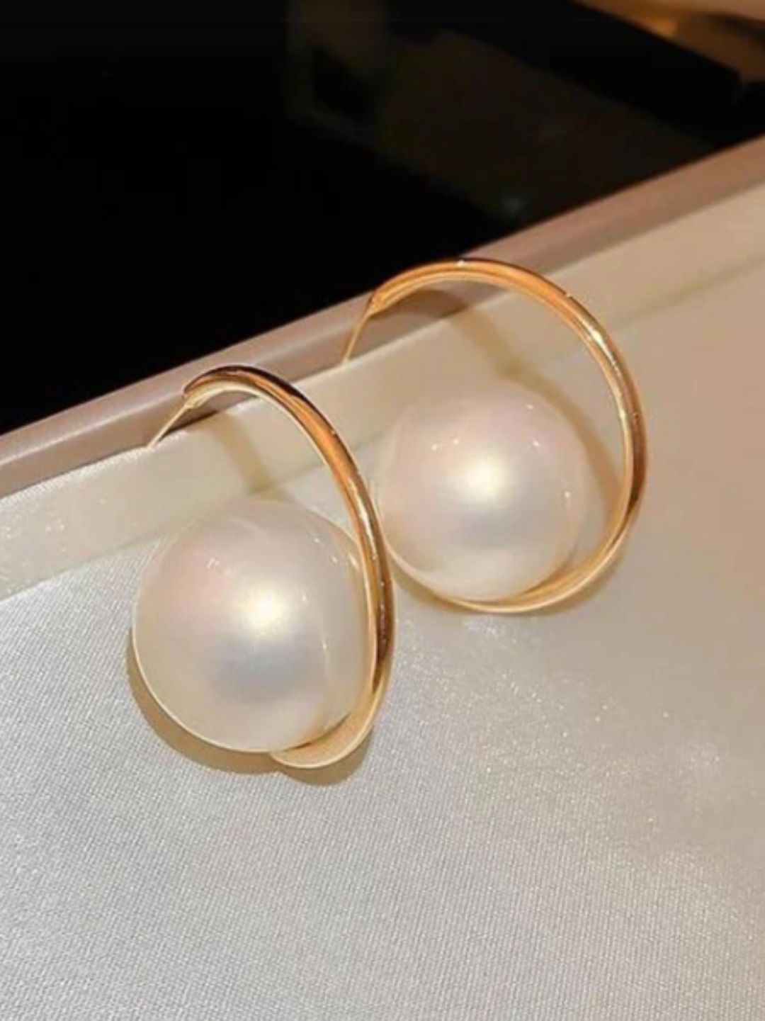 DIVINE PEARL HOOP EARRINGS