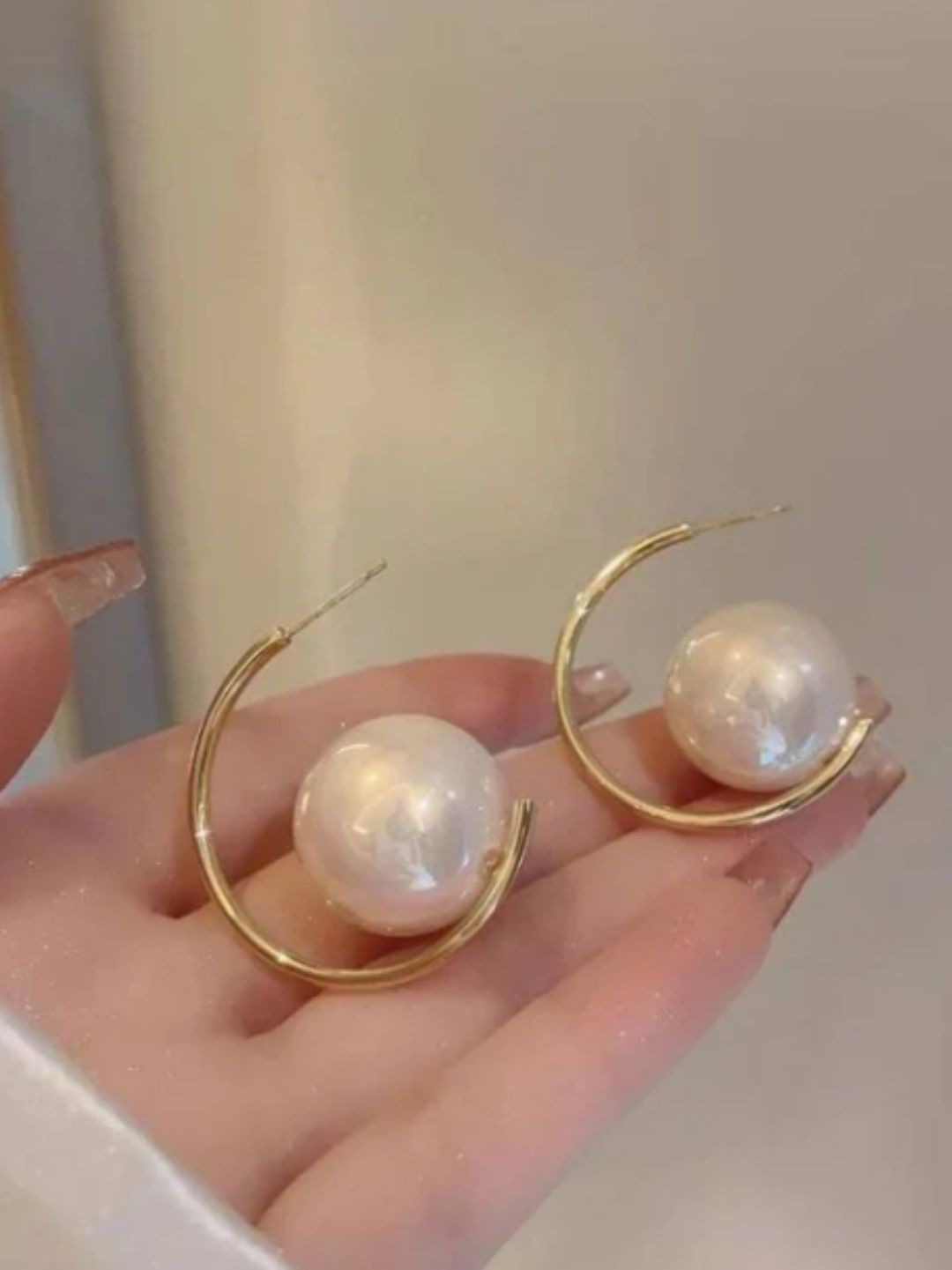 DIVINE PEARL HOOP EARRINGS