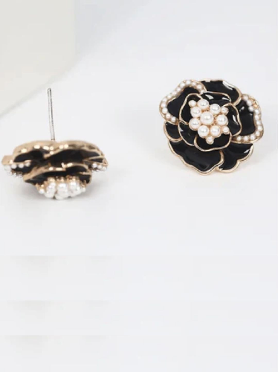 BLACK FLOWER STUD EARRINGS