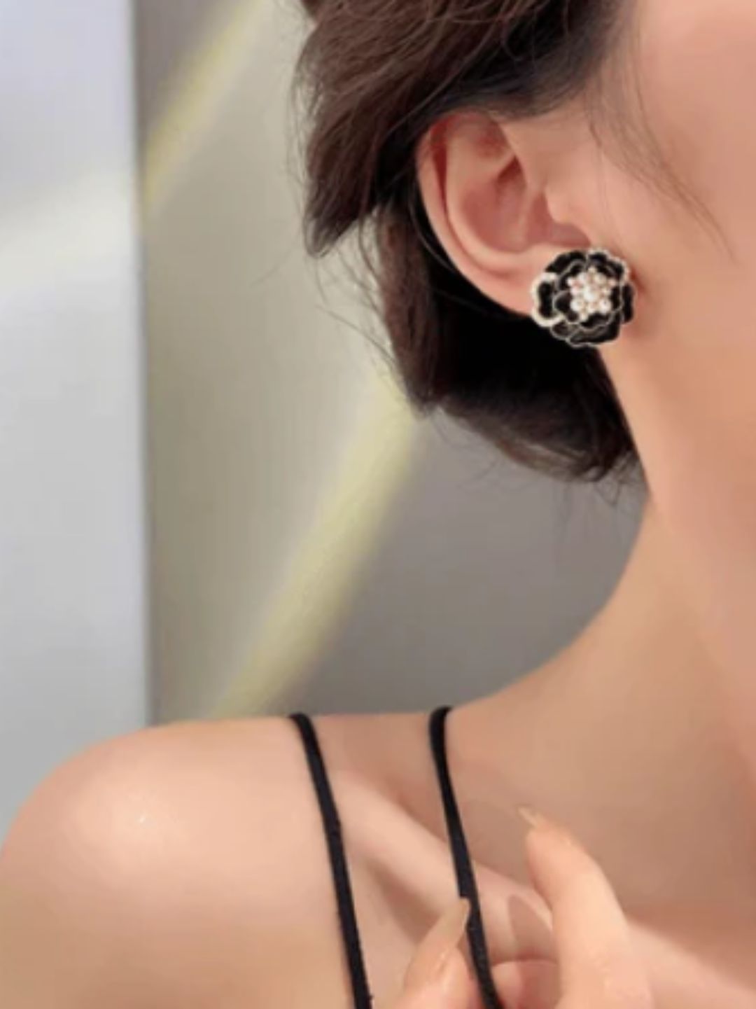 BLACK FLOWER STUD EARRINGS