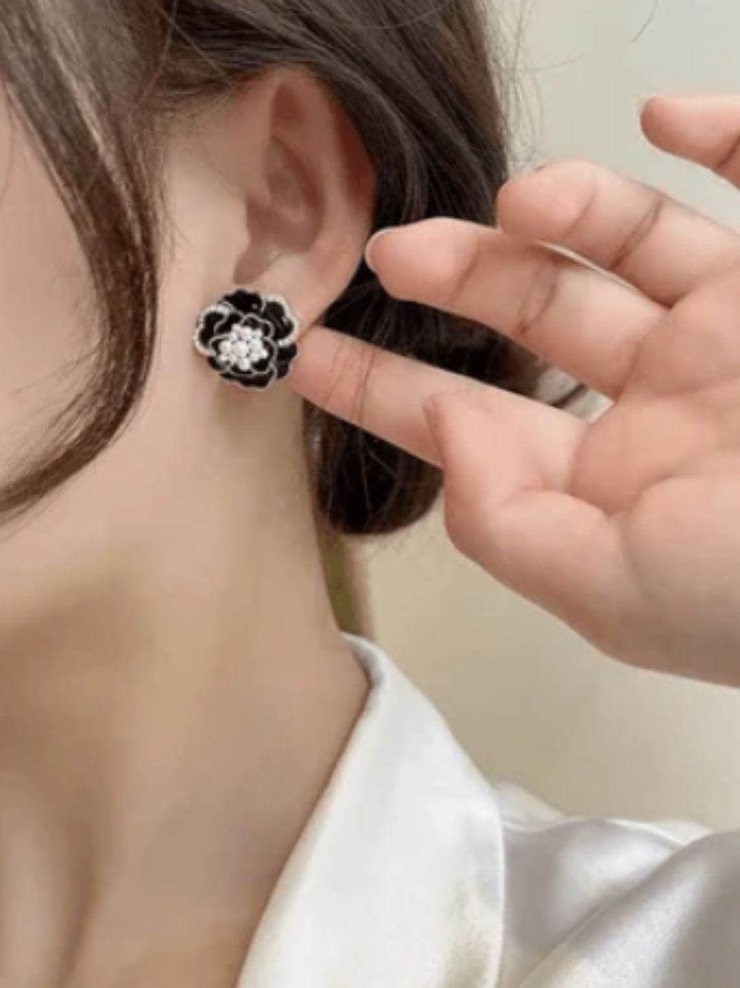 BLACK FLOWER STUD EARRINGS