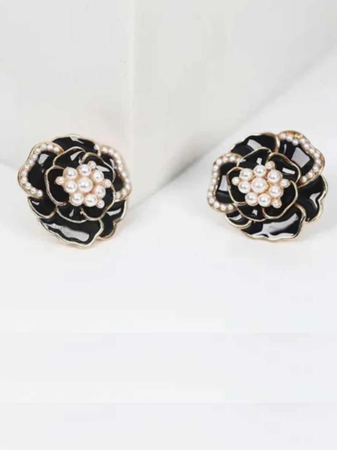 BLACK FLOWER STUD EARRINGS