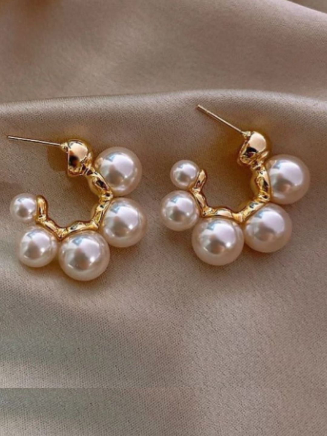 PRETTY PEARL HOOPS