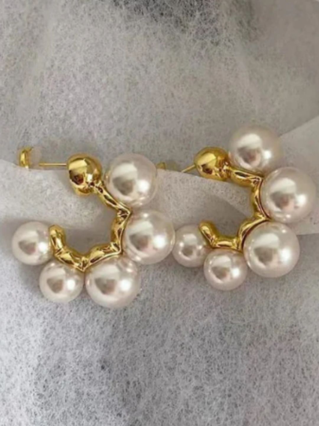 PRETTY PEARL HOOPS